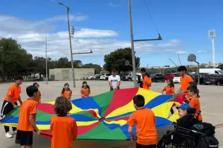 Primària gaudeix d'una matinal especial amb motiu del Dia de l’Educació Física al Carrer 