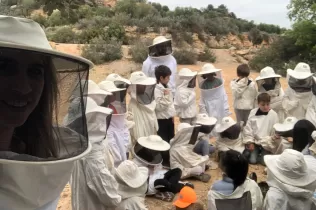 Alumnes de 2n de la PIN de Jesuïtes Lleida fent el taller d'apicultura a Cal Gort a la Pobla de Cèrvoles