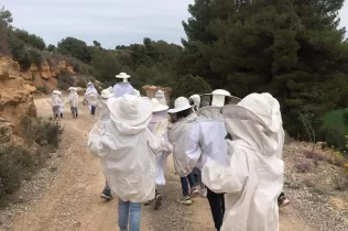 Alumnes de 2n de la PIN de Jesuïtes Lleida fent el taller d'apicultura a Cal Gort a la Pobla de Cèrvoles