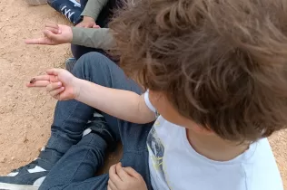 Alumnes de 2n de la PIN de Jesuïtes Lleida fent el taller d'apicultura a Cal Gort a la Pobla de Cèrvoles