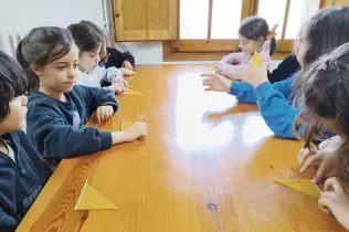 Alumnes de 2n de la PIN de Jesuïtes Lleida fent el taller d'apicultura a Cal Gort a la Pobla de Cèrvoles