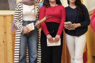 Alèxia Aguilar, Núria Ramon i Ona Rosell, alumnes de 1t Bat i guanyadores del 1r, 2n i 3r premi, respectivament, dels XXXIII Premis de poesia en castellà Jaume Ferran