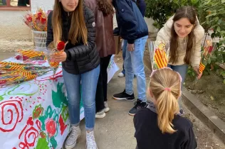 Alumnes TQE amb les roses per al MOPI en beneficia l'hospital del Txad