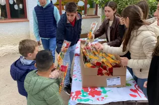 Alumnes TQE amb les roses per al MOPI en beneficia l'hospital del Txad