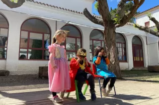 Alumnes de MOPI representant la llegenda de Sant Jordi
