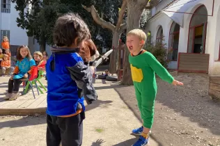 Alumnes de MOPI representant la llegenda de Sant Jordi