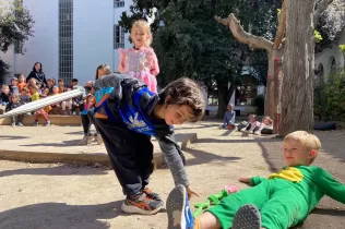 Alumnes de MOPI representant la llegenda de Sant Jordi