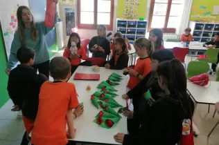 Alumnes de 3r de primària fent roses de Sant Jordi