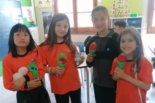 Alumnes de 3r de primària amb la rosa de paper