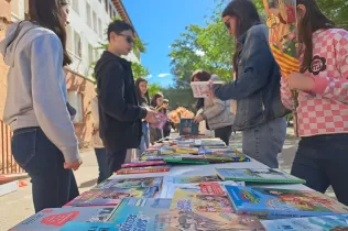 Venda de llibres de segona mà i de roses en benefici d'Arrels Sant Ignasi, pels alumnes de 3r ESO-TQE.