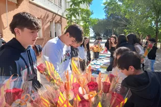 Venda de llibres de segona mà i de roses en benefici d'Arrels Sant Ignasi, pels alumnes de 3r ESO-TQE.
