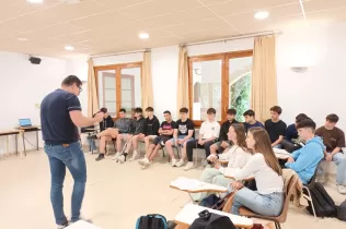 L'arquitecte Jordi Bosch fent el taller “Radioestèsia i alteracions geobiològiques en les persones i l’arquitectura” al Col·legi Claver Raimat dins el programa “Arquitectura a les Aules” del COAC