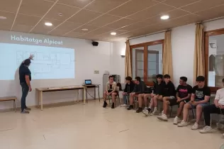 L'arquitecte Jordi Bosch fent el taller “Radioestèsia i alteracions geobiològiques en les persones i l’arquitectura” al Col·legi Claver Raimat dins el programa “Arquitectura a les Aules” del COAC