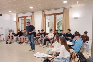 L'arquitecte Jordi Bosch fent el taller “Radioestèsia i alteracions geobiològiques en les persones i l’arquitectura” al Col·legi Claver Raimat dins el programa “Arquitectura a les Aules” del COAC