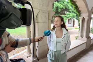 Alumna de 1r de Batxillerat de Jesuïtes Lleida, participant del taller “Radioestèsia i alteracions geobiològiques en les persones i l’arquitectura” a càrrec de l'arquitecte Jordi Bosch realitzat al Col·legi Claver Raimat dins el programa “Arquitectura a les Aules” del COAC