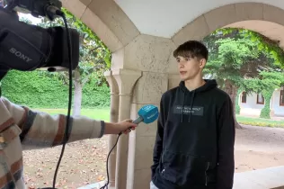 Alumne de 1r de Batxillerat de Jesuïtes Lleida participant del taller “Radioestèsia i alteracions geobiològiques en les persones i l’arquitectura” a càrrec de l'arquitecte Jordi Bosch realitzat al Col·legi Claver Raimat dins el programa “Arquitectura a les Aules” del COAC