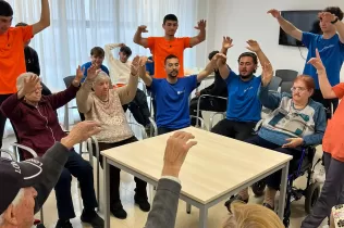Estudiants d'EAS del Joan XXIII amb la gent gran de la residència Teresa Durán