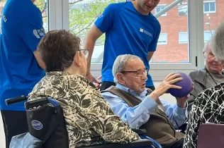 Estudiants d'EAS del Joan XXIII amb la gent gran de la residència Teresa Durán