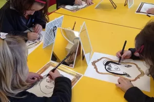 Alumnes de MOPI 4 dibuixant el seu autoretrat