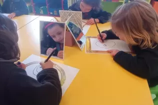 Alumnes de MOPI 4 dibuixant el seu autoretrat