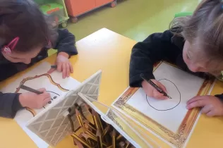 Alumnes de MOPI 4 dibuixant el seu autoretrat