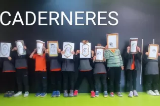 Alumnes de MOPI 4 dibuixant el seu autoretrat