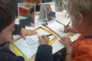 Alumnes de MOPI 4 dibuixant el seu autoretrat