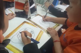 Alumnes de MOPI 4 dibuixant el seu autoretrat