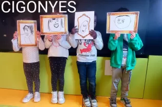 Alumnes de MOPI 4 dibuixant el seu autoretrat