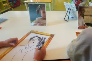 Alumnes de MOPI 4 dibuixant el seu autoretrat