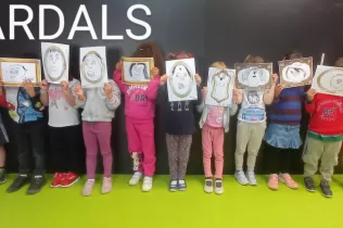 Alumnes de MOPI 4 dibuixant el seu autoretrat