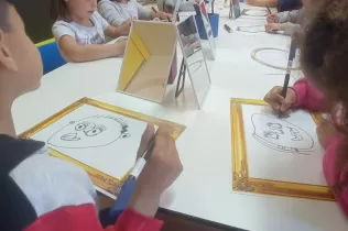 Alumnes de MOPI 4 dibuixant el seu autoretrat