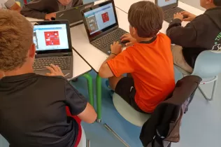 Alumnes de 5è de Primària-NEI de Jesuïtes Lleida preparant infografies sobre la campanya de donació de sang  del dia 8 de juny. 