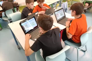 Alumnes de 5è de Primària-NEI de Jesuïtes Lleida preparant infografies sobre la campanya de donació de sang  del dia 8 de juny. 