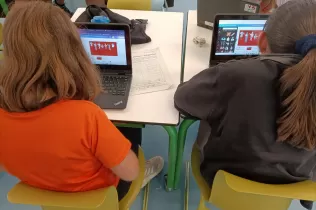 Alumnes de 5è de Primària-NEI de Jesuïtes Lleida preparant infografies sobre la campanya de donació de sang  del dia 8 de juny. 