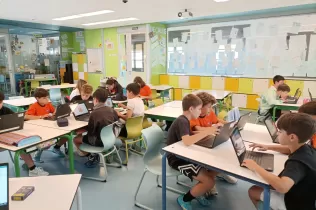 Alumnes de 5è de Primària-NEI de Jesuïtes Lleida preparant infografies sobre la campanya de donació de sang  del dia 8 de juny. 