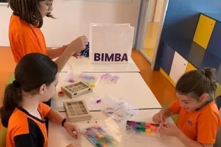 Alumnes de 5è de Primària-NEI de Jesuïtes Lleida preparant obsequis de regal per als donants de sang participants a la campanya del dia 8 de juny. 
