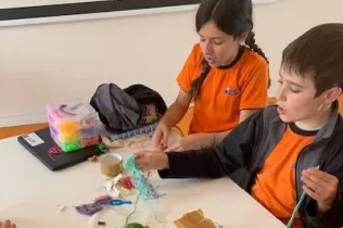 Alumnes de 5è de Primària-NEI de Jesuïtes Lleida preparant obsequis de regal per als donants de sang participants a la campanya del dia 8 de juny. 