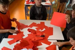 Alumnes de 5è de Primària-NEI de Jesuïtes Lleida preparant obsequis de regal per als donants de sang participants a la campanya del dia 8 de juny. 