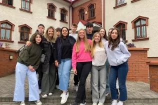 Alumnes de 1r BAtxillerat de Jesuïtes Lleida Col·legi Claver a Auschwitz, en l'experiència de sentit del programa Escenari Frontera de FJE