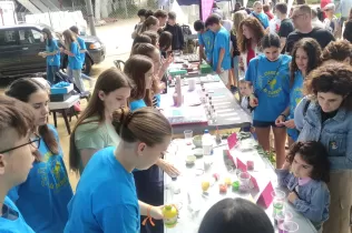 Alumnes de 4t ESO-TQE i 1r BAT a la parada de Jesuïtes Lleida Col·legi Claver de la fira Ciència al Carrer, als Camps Elisis de Lleida