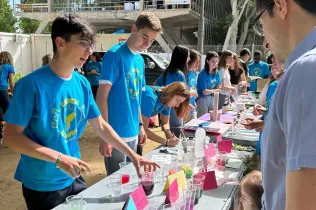 Alumnes de 4t ESO-TQE i 1r BAT a la parada de Jesuïtes Lleida Col·legi Claver de la fira Ciència al Carrer, als Camps Elisis de Lleida