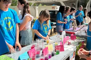 Alumnes de 4t ESO-TQE i 1r BAT a la parada de Jesuïtes Lleida Col·legi Claver de la fira Ciència al Carrer, als Camps Elisis de Lleida
