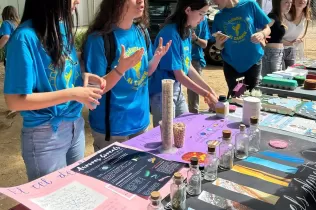 Alumnes de 4t ESO-TQE i 1r BAT a la parada de Jesuïtes Lleida Col·legi Claver de la fira Ciència al Carrer, als Camps Elisis de Lleida
