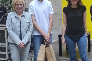 Entrega del premi tuit micronegre al Cesc Closa, alumne de 1r de Batxillerat de Jesuïtes Lleida, en el marc del certamen de novel·la negra i criminal "El Segre de Negre"