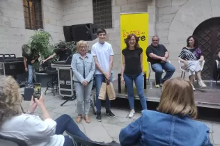 Entrega del premi tuit micronegre al Cesc Closa, alumne de 1r de Batxillerat de Jesuïtes Lleida, en el marc del certamen de novel·la negra i criminal "El Segre de Negre"