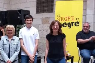 Entrega del premi tuit micronegre al Cesc Closa, alumne de 1r de Batxillerat de Jesuïtes Lleida, en el marc del certamen de novel·la negra i criminal "El Segre de Negre"