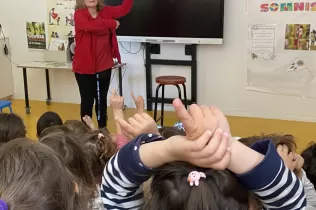 Alumnes de MOPI I4 treballant el projecte sobre l'aigua per aprendre d'on ve i com estalviar-la. 