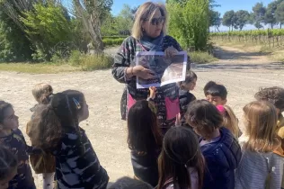 Alumnes de MOPI I4 treballant el projecte sobre l'aigua per aprendre d'on ve i com estalviar-la. 