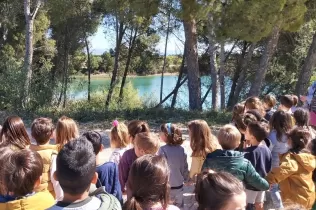 Alumnes de MOPI I4 treballant el projecte sobre l'aigua per aprendre d'on ve i com estalviar-la. 